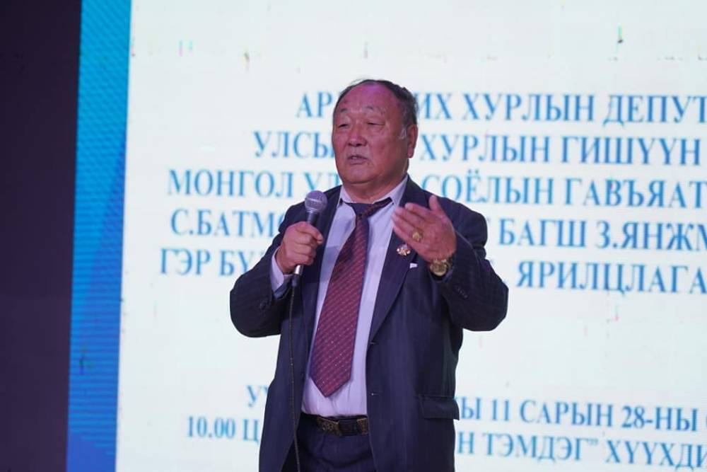 Өнөөдөр Ардчилсан шинэ Үндсэн хуулийн өдөр: ОЮУНЛАГ ГЭР БҮЛИЙГ АЛДАРШУУЛАВ